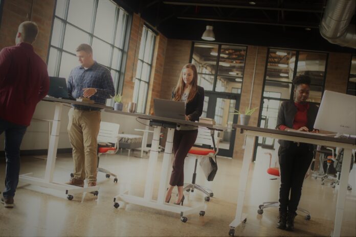 Améliorez votre santé et votre aisance adoptant les bureaux assis debout FlexiSpot