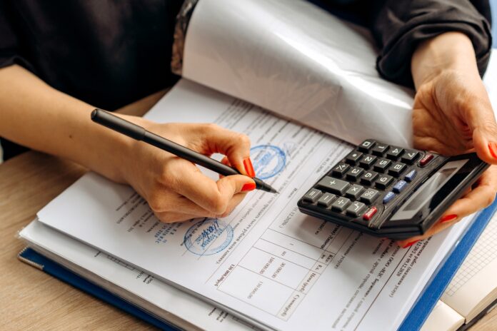 Photo de Mikhail Nilov: https://www.pexels.com/fr-fr/photo/mains-bureau-stylo-travailler-8296977/