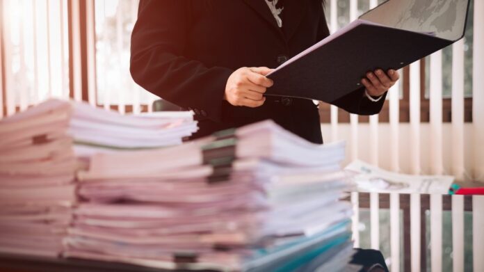 le dépôt de bilan est une procédure réglementée qui vise à traiter les difficultés financières des entreprises de manière encadrée.