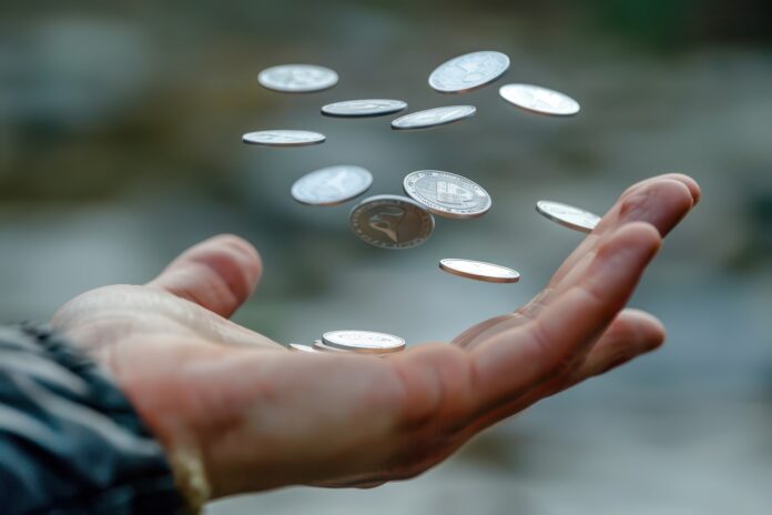 Societe-Fiduciaire_La réduction d’impôt Coluche-ce qui change en 2026_view-man-handling-money-funds-wealth-prosperity réduction d’impôt Coluche