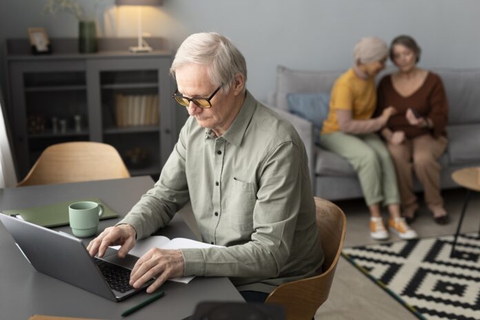 Societe-Fiduciaire_Ajustement des pensions de retraite en 2026-ce qu’il faut vraiment retenir_senior-man-is-using-laptop-sitting-desk-living-room revalorisation retraite