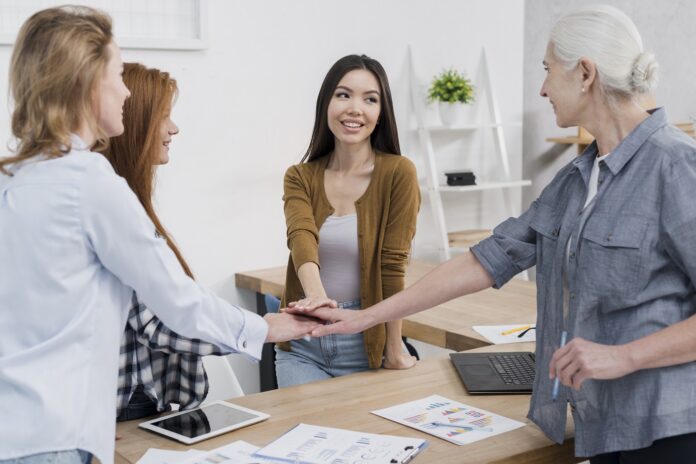 Societe-Fiduciaire_Pourquoi les dirigeants tardent encore à anticiper leur transmission d’entreprise_positive-community-women-together transmission d’entreprise